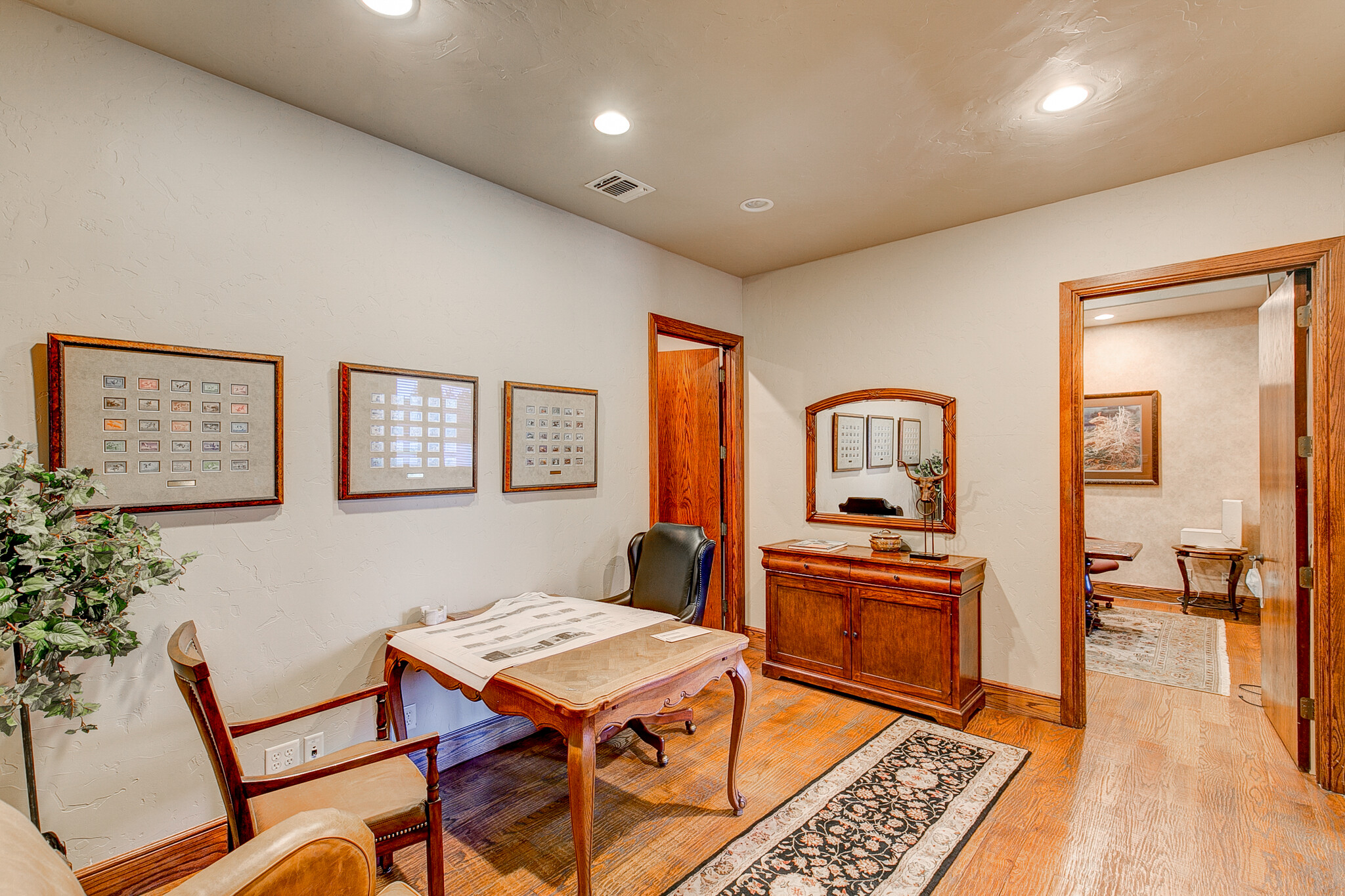 640 W Southlake lobby with a table and chairs